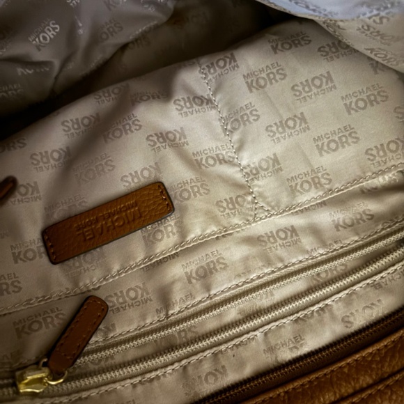 Beautiful Tan Michael Kors Hobo Handbag w/2 Outside Pockets & Tassel - Picture 5 of 11
